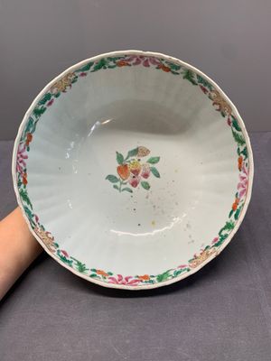 A Chinese famille rose 'pseudo-tobacco leaf' dish, a bowl and a blue and white gilt-decorated jug, Qianlong — photo 11