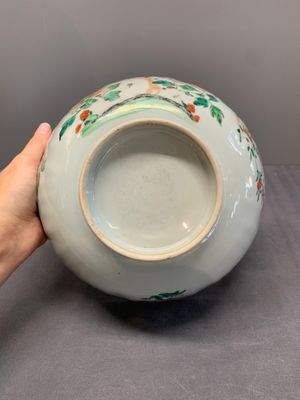 A Chinese famille rose 'pseudo-tobacco leaf' dish, a bowl and a blue and white gilt-decorated jug, Qianlong — photo 12