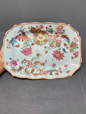 A Chinese famille rose 'pseudo-tobacco leaf' dish, a bowl and a blue and white gilt-decorated jug, Qianlong — photo 13