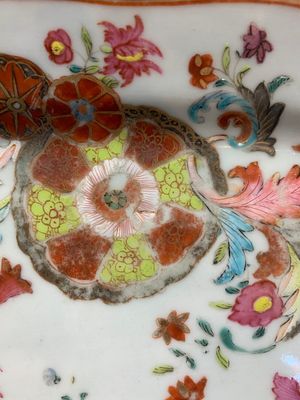 A Chinese famille rose 'pseudo-tobacco leaf' dish, a bowl and a blue and white gilt-decorated jug, Qianlong — photo 14