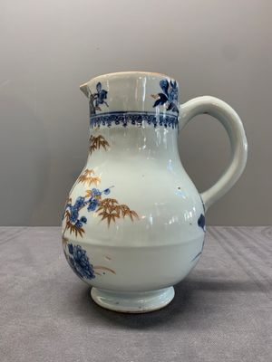 A Chinese famille rose 'pseudo-tobacco leaf' dish, a bowl and a blue and white gilt-decorated jug, Qianlong — photo 3