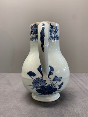 A Chinese famille rose 'pseudo-tobacco leaf' dish, a bowl and a blue and white gilt-decorated jug, Qianlong — photo 4