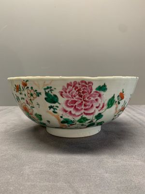 A Chinese famille rose 'pseudo-tobacco leaf' dish, a bowl and a blue and white gilt-decorated jug, Qianlong — photo 7