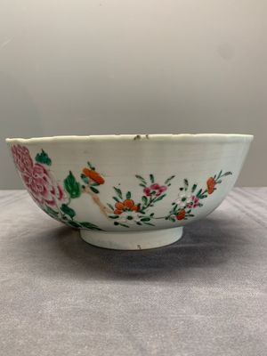 A Chinese famille rose 'pseudo-tobacco leaf' dish, a bowl and a blue and white gilt-decorated jug, Qianlong — photo 8