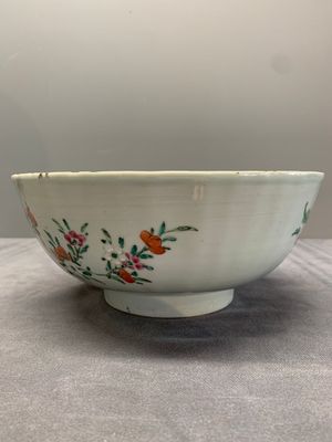 A Chinese famille rose 'pseudo-tobacco leaf' dish, a bowl and a blue and white gilt-decorated jug, Qianlong — photo 9