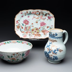 A Chinese famille rose 'pseudo-tobacco leaf' dish, a bowl and a blue and white gilt-decorated jug, Qianlong — photo 1