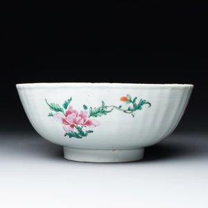 A Chinese famille rose 'pseudo-tobacco leaf' dish, a bowl and a blue and white gilt-decorated jug, Qianlong — photo 11