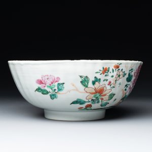 A Chinese famille rose 'pseudo-tobacco leaf' dish, a bowl and a blue and white gilt-decorated jug, Qianlong — photo 12