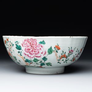 A Chinese famille rose 'pseudo-tobacco leaf' dish, a bowl and a blue and white gilt-decorated jug, Qianlong — photo 13