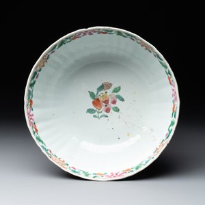 A Chinese famille rose 'pseudo-tobacco leaf' dish, a bowl and a blue and white gilt-decorated jug, Qianlong — photo 14