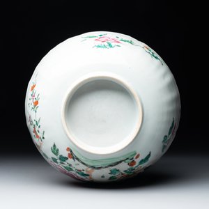 A Chinese famille rose 'pseudo-tobacco leaf' dish, a bowl and a blue and white gilt-decorated jug, Qianlong — photo 15