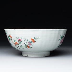 A Chinese famille rose 'pseudo-tobacco leaf' dish, a bowl and a blue and white gilt-decorated jug, Qianlong — photo 10