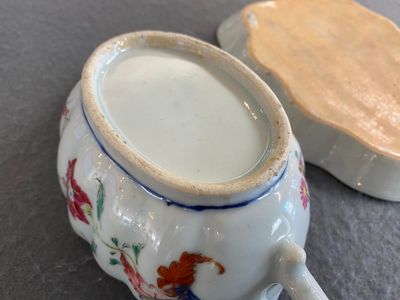 A Chinese famille rose 'pseudo-tobacco leaf' sauce boat on stand, Qianlong — 照片 3