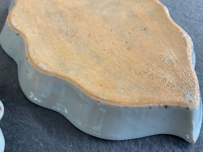 A Chinese famille rose 'pseudo-tobacco leaf' sauce boat on stand, Qianlong — 照片 4