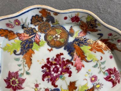 A Chinese famille rose 'pseudo-tobacco leaf' sauce boat on stand, Qianlong — 照片 9