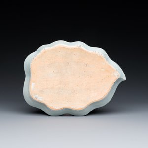 A Chinese famille rose 'pseudo-tobacco leaf' sauce boat on stand, Qianlong — 照片 4