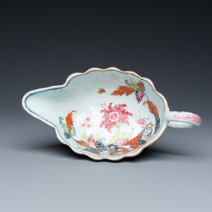 A Chinese famille rose 'pseudo-tobacco leaf' sauce boat on stand, Qianlong — 照片 9