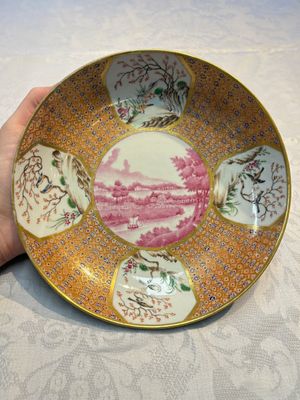 A Chinese famille rose puce-enamelled 'Riverscape' plate, cup and saucer, Jiaqing — foto 1