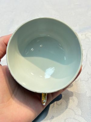 A Chinese famille rose puce-enamelled 'Riverscape' plate, cup and saucer, Jiaqing — foto 11