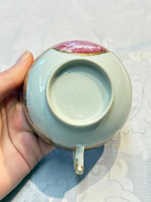 A Chinese famille rose puce-enamelled 'Riverscape' plate, cup and saucer, Jiaqing — foto 12