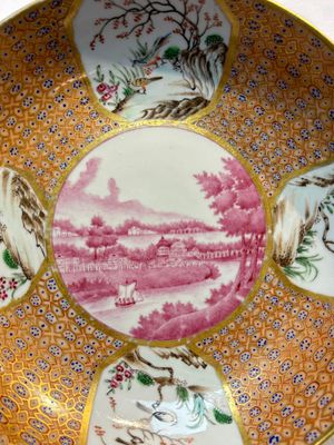 A Chinese famille rose puce-enamelled 'Riverscape' plate, cup and saucer, Jiaqing — foto 2