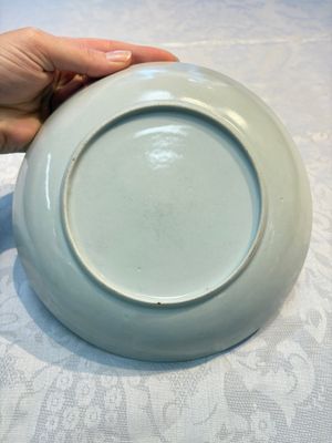 A Chinese famille rose puce-enamelled 'Riverscape' plate, cup and saucer, Jiaqing — foto 3