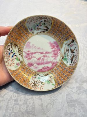 A Chinese famille rose puce-enamelled 'Riverscape' plate, cup and saucer, Jiaqing — foto 4