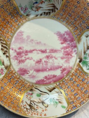 A Chinese famille rose puce-enamelled 'Riverscape' plate, cup and saucer, Jiaqing — foto 5