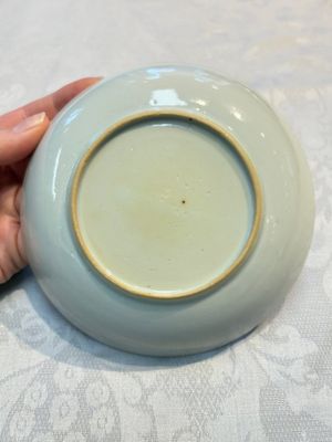A Chinese famille rose puce-enamelled 'Riverscape' plate, cup and saucer, Jiaqing — foto 6