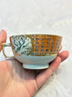 A Chinese famille rose puce-enamelled 'Riverscape' plate, cup and saucer, Jiaqing — foto 7