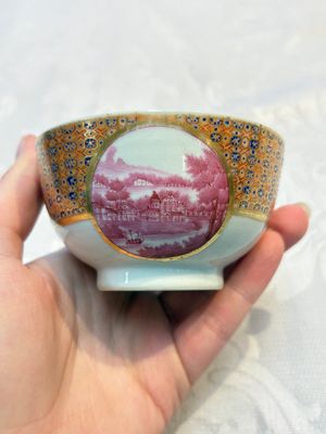 A Chinese famille rose puce-enamelled 'Riverscape' plate, cup and saucer, Jiaqing — foto 8