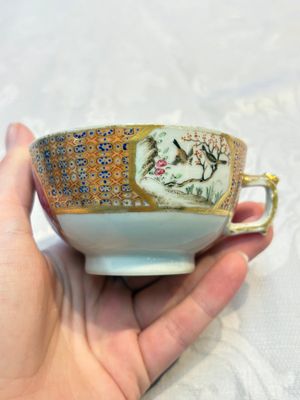A Chinese famille rose puce-enamelled 'Riverscape' plate, cup and saucer, Jiaqing — foto 9