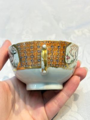 A Chinese famille rose puce-enamelled 'Riverscape' plate, cup and saucer, Jiaqing — foto 10