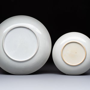 A Chinese famille rose puce-enamelled 'Riverscape' plate, cup and saucer, Jiaqing — foto 3