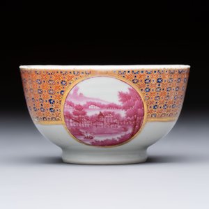 A Chinese famille rose puce-enamelled 'Riverscape' plate, cup and saucer, Jiaqing — foto 4