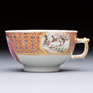 A Chinese famille rose puce-enamelled 'Riverscape' plate, cup and saucer, Jiaqing — foto 5