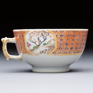 A Chinese famille rose puce-enamelled 'Riverscape' plate, cup and saucer, Jiaqing — foto 7