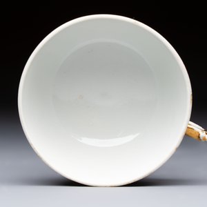 A Chinese famille rose puce-enamelled 'Riverscape' plate, cup and saucer, Jiaqing — foto 8