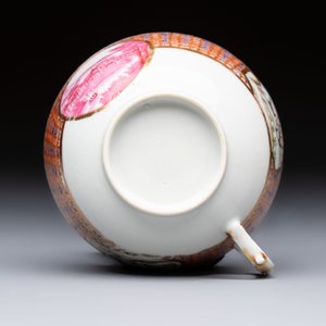 A Chinese famille rose puce-enamelled 'Riverscape' plate, cup and saucer, Jiaqing — foto 9