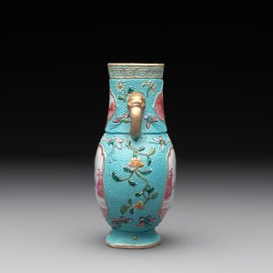 A Chinese famille rose puce-enamelled turquoise-ground 'hu' vase, Republic — photo 2