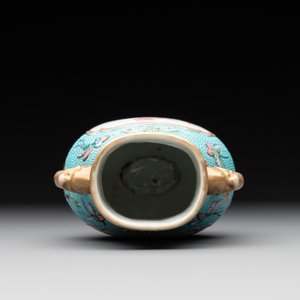 A Chinese famille rose puce-enamelled turquoise-ground 'hu' vase, Republic — photo 5