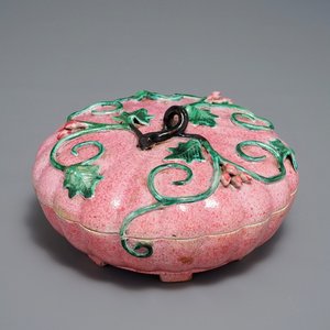 A Chinese famille rose pumpkin-shaped box and cover, early 19th C. — photo 1