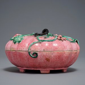 A Chinese famille rose pumpkin-shaped box and cover, early 19th C. — photo 2