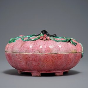 A Chinese famille rose pumpkin-shaped box and cover, early 19th C. — photo 3