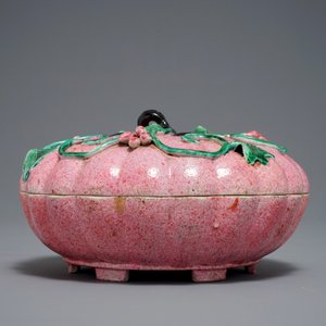 A Chinese famille rose pumpkin-shaped box and cover, early 19th C. — photo 4