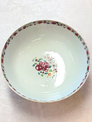 A Chinese famille rose punch bowl with figural design, Qianlong — photo 1
