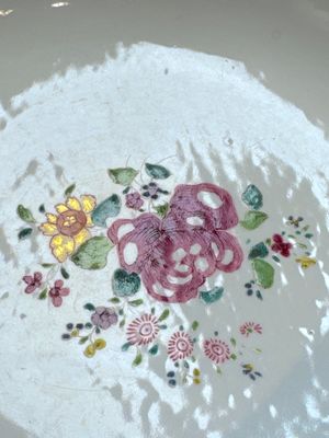 A Chinese famille rose punch bowl with figural design, Qianlong — photo 12