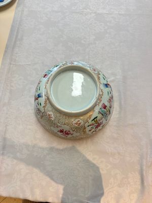 A Chinese famille rose punch bowl with figural design, Qianlong — photo 15