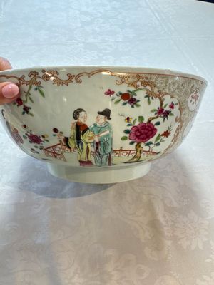 A Chinese famille rose punch bowl with figural design, Qianlong — photo 2