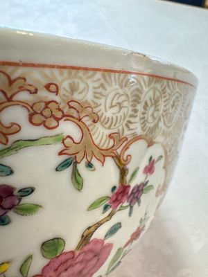 A Chinese famille rose punch bowl with figural design, Qianlong — photo 3